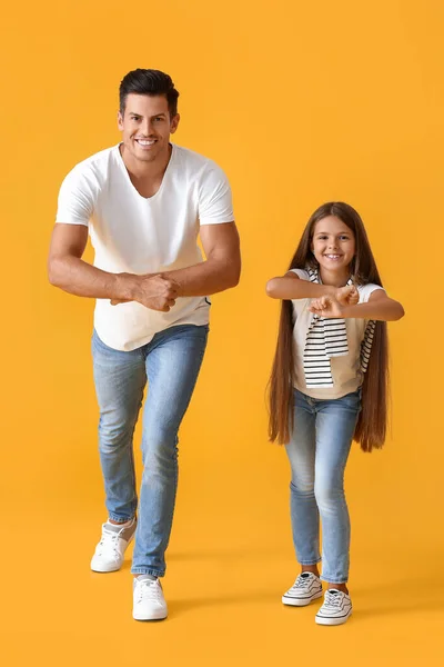 快乐的舞男和他的女儿在色彩背景上 — 图库照片