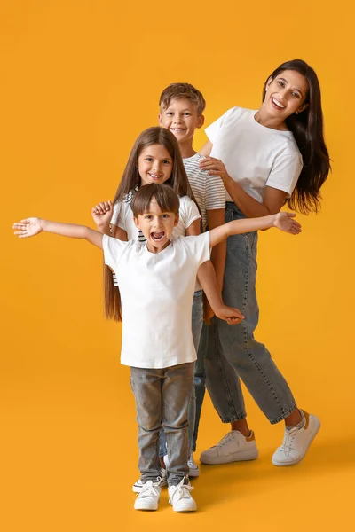 Gelukkig Vrouw Haar Kinderen Kleur Achtergrond — Stockfoto