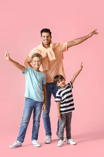 Szczęśliwy Człowiek Jego Synowie Tle Koloru — Zdjęcie stockowe