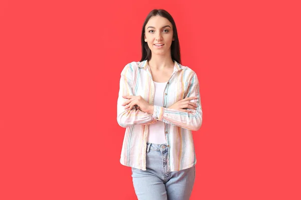Junge Frau Gestreiften Hemd Auf Rotem Hintergrund — Stockfoto
