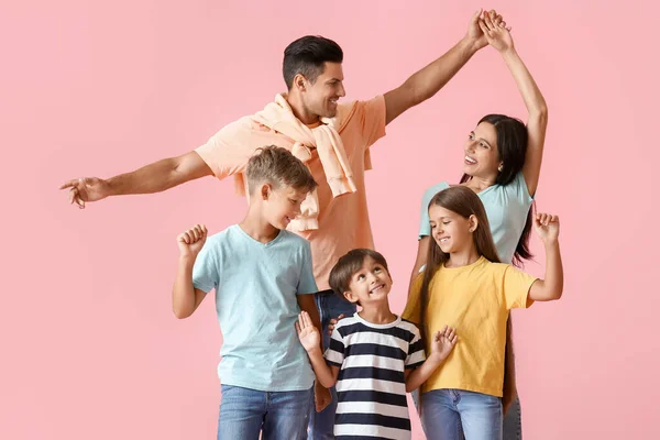 Felice Famiglia Danza Sfondo Colore — Foto Stock