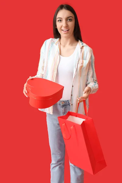 Mujer Joven Con Bolsa Compras Caja Sobre Fondo Rojo — Foto de Stock