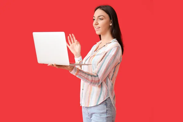 Jonge Vrouw Met Moderne Laptop Rode Achtergrond — Stockfoto
