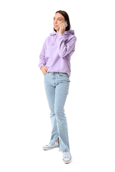 穿着淡紫色帽衫的年轻貌美的女人用白色背景的手机说话 — 图库照片