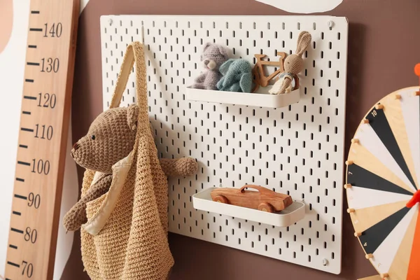 Pegboard Hračkami Taškou Visící Hnědé Stěně — Stock fotografie