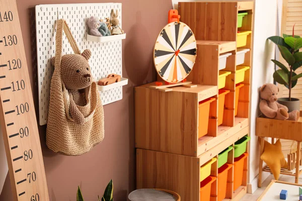 儿童游戏室彩色墙上挂着装有袋子和玩具的广告牌 — 图库照片