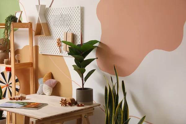 Interior Habitación Los Niños Con Estilo Con Mesa Juguetes Pegboard — Foto de Stock