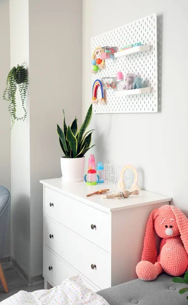 Interior Kamar Anak Anak Bergaya Dengan Commode Dan Pegboard — Stok Foto