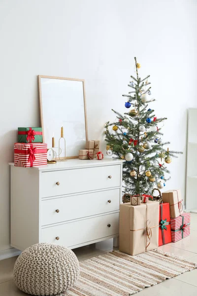 Moldura Branco Com Presentes Peito Das Gavetas Árvore Natal Perto — Fotografia de Stock