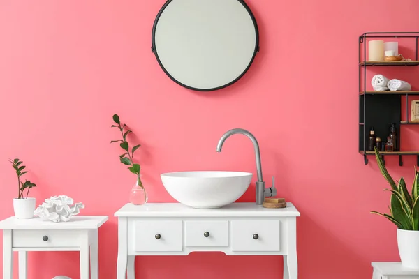 Εσωτερικό Κομψό Μπάνιο Νεροχύτη Καθρέφτη Και Ροζ Τοίχο — Φωτογραφία Αρχείου