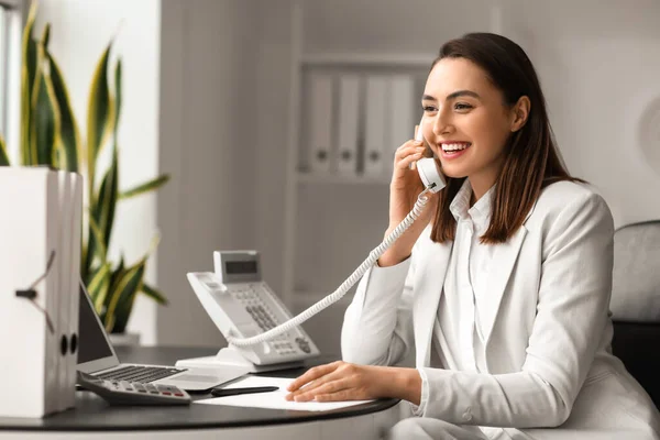 Csinos Üzletasszony Beszél Telefonon Asztalnál Irodában — Stock Fotó