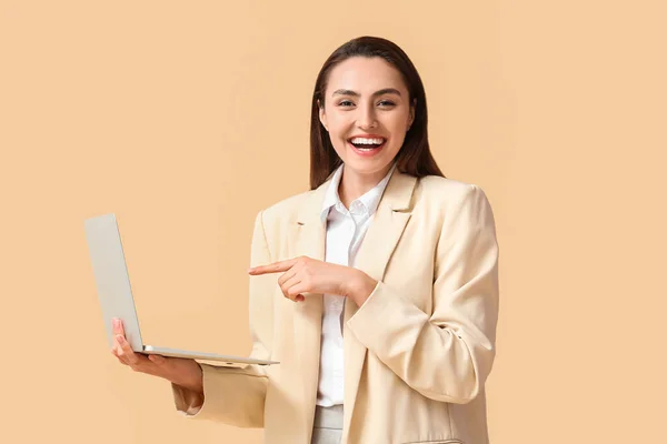 Pretty Young Businesswoman Pointing Laptop Beige Background — Stock Photo, Image