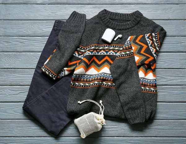 Maglione Maschile Pantaloni Auricolari Sfondo Legno Colori — Foto Stock