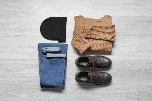 Des Vêtements Masculins Élégants Des Chaussures Sur Fond Bois Clair — Photo