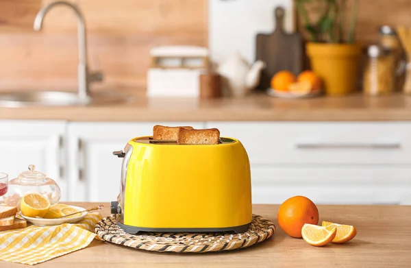 Tostadora Amarilla Con Pan Rodajas Naranja Mesa Cocina — Foto de Stock