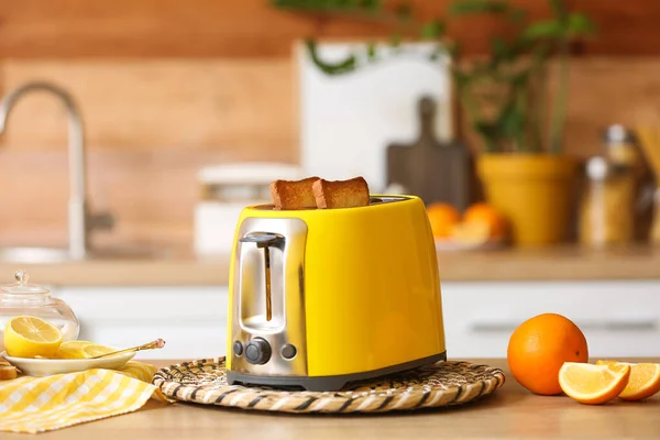 Torradeira Amarela Com Pão Fatias Laranja Mesa Cozinha — Fotografia de Stock