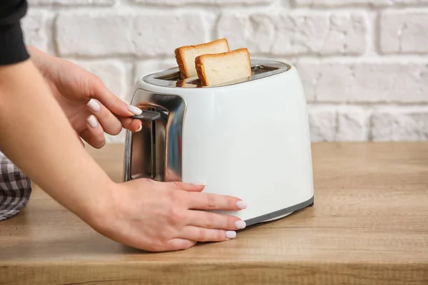Vrouw Maakt Toast Buurt Van Witte Bakstenen Muur — Stockfoto