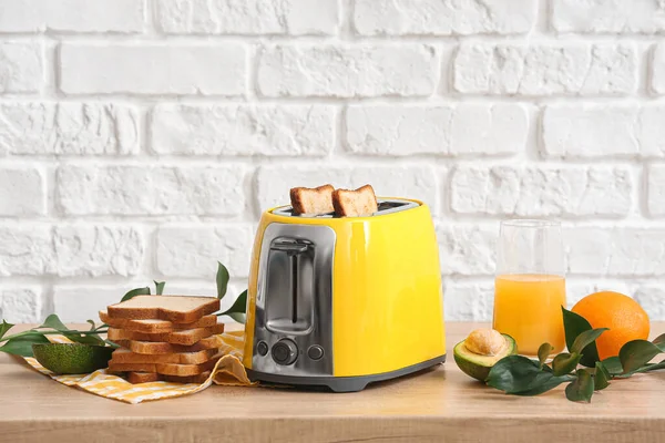 Yellow Toaster Bread Slices Avocado Glass Juice Plant Branches Table — Stock Photo, Image