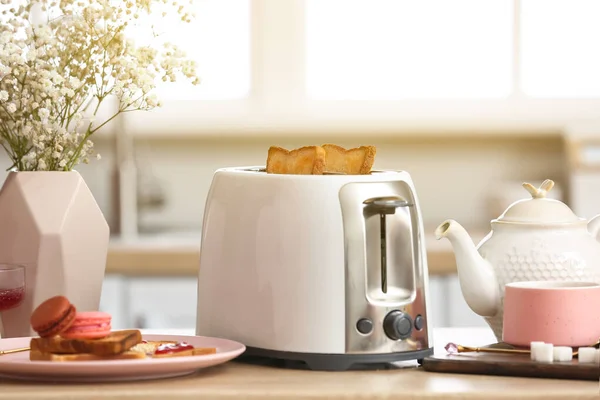 White Toaster Tasty Food Drink Vase Counter Kitchen — Stock Photo, Image