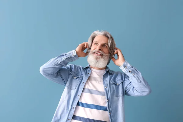 Bearded Senior Man Headphones Grey Background — Stock Photo, Image