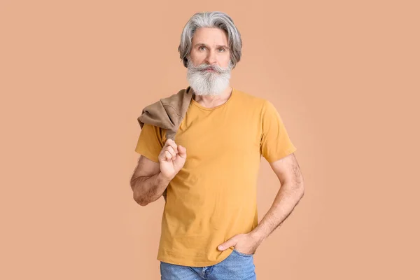 Senior Man Yellow Shirt Beige Background — Stock Photo, Image