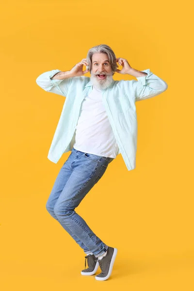 Happy Senior Man Headphones Yellow Background — Stock Photo, Image