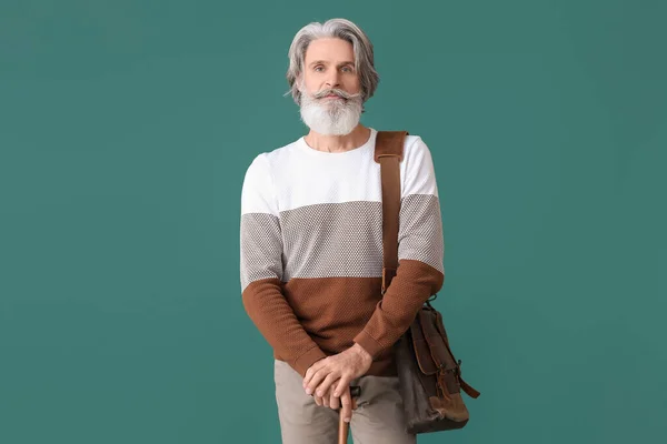 Uomo Anziano Con Borsa Bastone Passeggio Sfondo Verde — Foto Stock