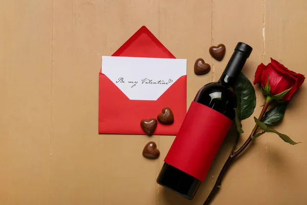 Σύνθεση Μπουκάλι Κρασί Φάκελο Καραμέλες Σοκολάτας Και Τριαντάφυλλο Για Την — Φωτογραφία Αρχείου