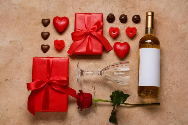 Composition Avec Bouteille Vin Bonbons Chocolat Rose Pour Saint Valentin — Photo