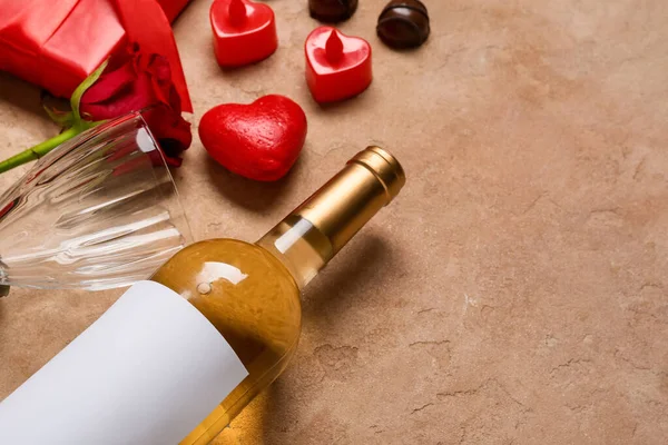 Botella Vino Para Día San Valentín Sobre Fondo Color Primer — Foto de Stock