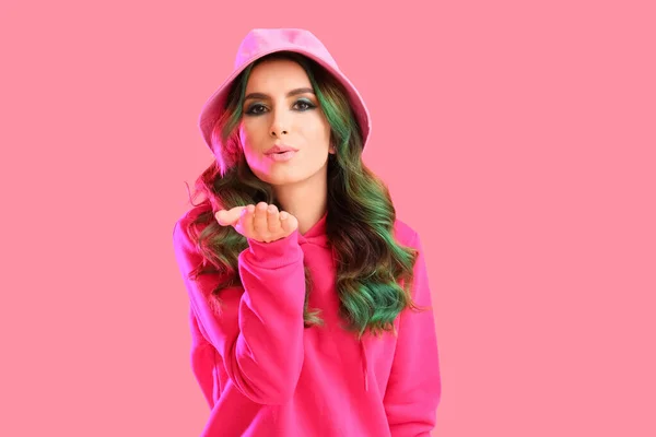 Mooie Jonge Vrouw Met Ongewone Groen Haar Blazen Kus Kleur — Stockfoto