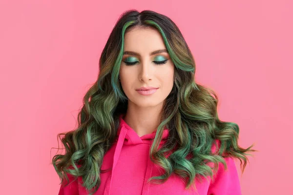 Όμορφη Νεαρή Γυναίκα Ασυνήθιστα Πράσινα Μαλλιά Στο Φόντο Χρώμα — Φωτογραφία Αρχείου