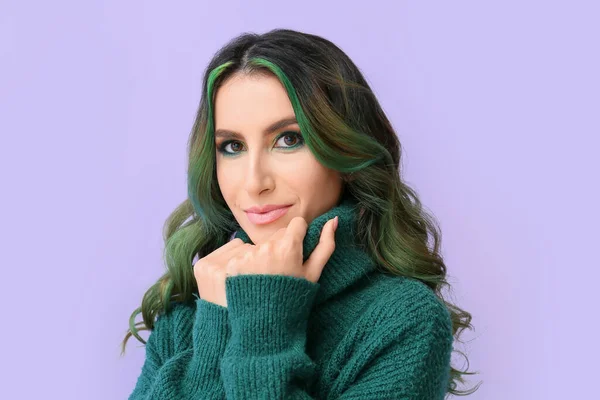 Mulher Bonita Com Cabelo Verde Incomum Fundo Cor — Fotografia de Stock