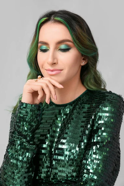 Mulher Bonita Com Cabelo Verde Incomum Fundo Cinza — Fotografia de Stock