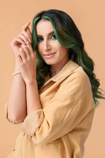 Mulher Bonita Com Cabelo Verde Incomum Fundo Cor — Fotografia de Stock