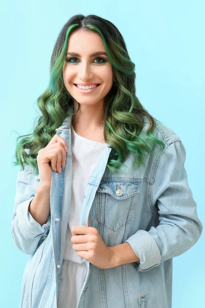 Piękna Młoda Kobieta Nietypowymi Zielonymi Włosami Tle Koloru — Zdjęcie stockowe