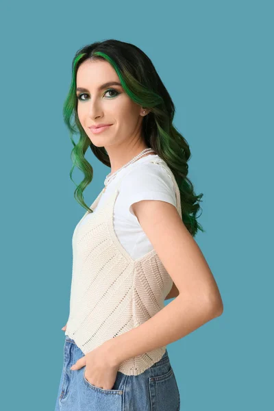 Красива Молода Жінка Незвичайним Зеленим Волоссям Кольоровому Фоні — стокове фото