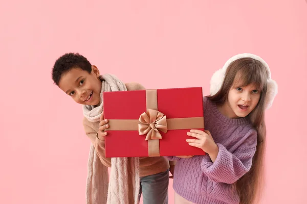 Leuke Kleine Kinderen Winter Truien Met Cadeau Kleur Achtergrond — Stockfoto