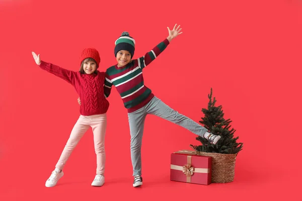 Glada Små Barn Vinterkläder Med Julgran Och Gåva Färg Bakgrund — Stockfoto