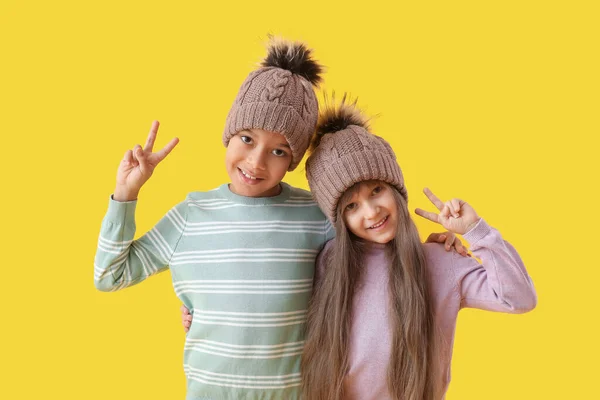 Lindos Niños Pequeños Ropa Invierno Mostrando Gesto Victoria Fondo Color — Foto de Stock