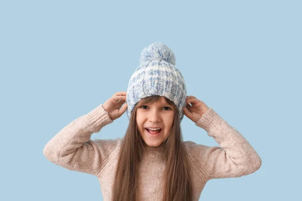 Χαριτωμένο Κορίτσι Χειμωνιάτικα Ρούχα Μπλε Φόντο — Φωτογραφία Αρχείου