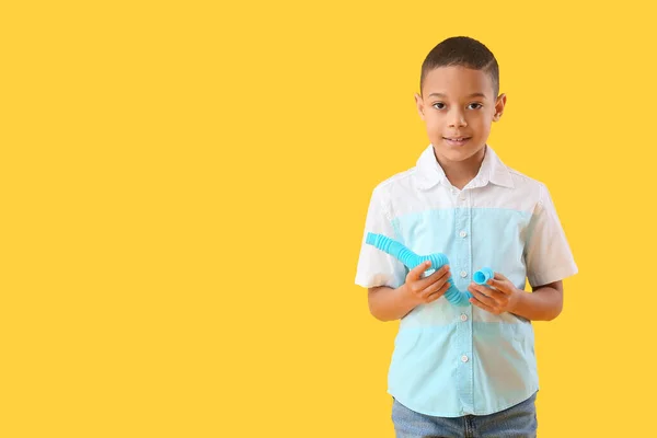 Pequeño Chico Afroamericano Con Tubo Pop Azul Sobre Fondo Amarillo — Foto de Stock