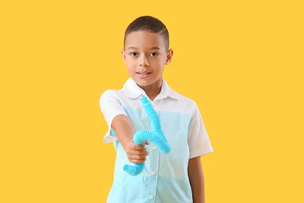 Μικρό Αφροαμερικανό Αγόρι Μπλε Pop Tube Κίτρινο Φόντο — Φωτογραφία Αρχείου