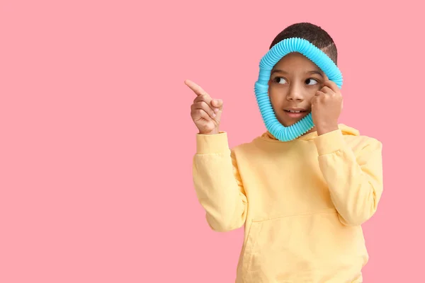 Lilla Afroamerikanska Pojke Med Blå Pop Tube Pekar Något Rosa — Stockfoto