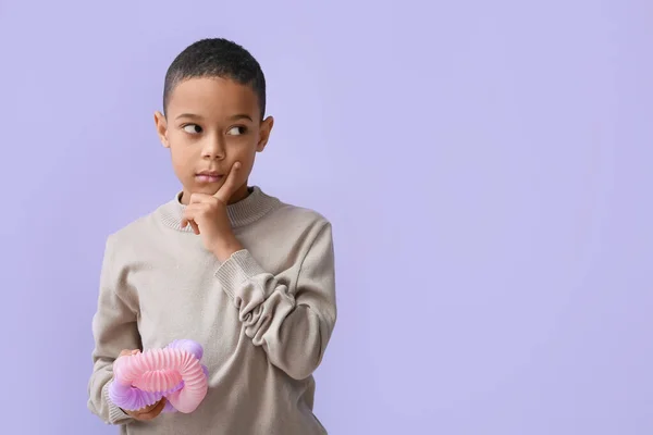 Átgondolt Kis Afro Amerikai Fiú Rózsaszín Pop Tube Orgona Háttér — Stock Fotó
