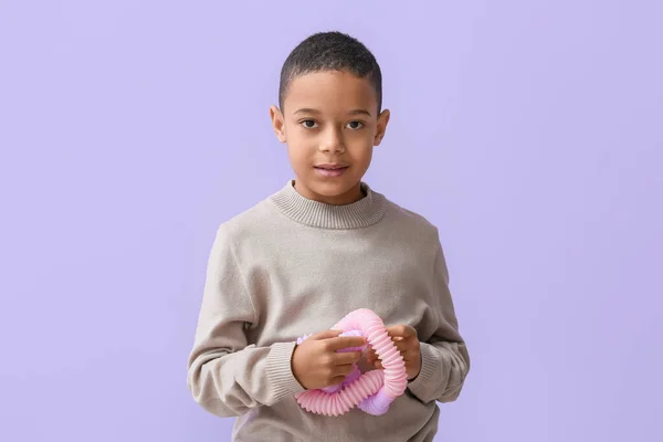 Μικρό Αφροαμερικανό Αγόρι Ροζ Pop Tube Λιλά Φόντο — Φωτογραφία Αρχείου