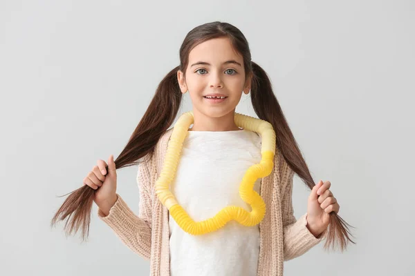 Petite Fille Avec Des Tubes Pop Jaunes Sur Fond Clair — Photo