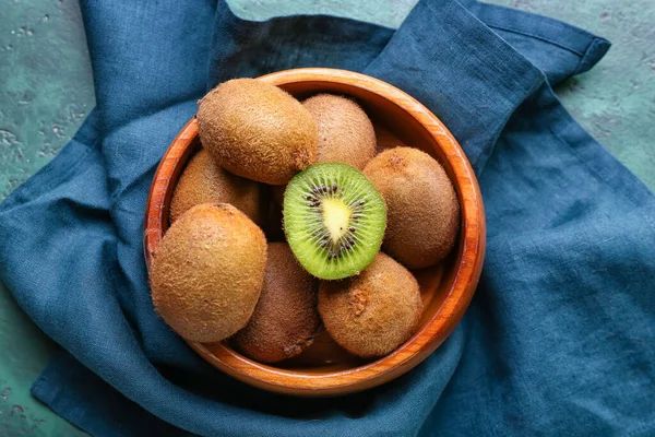 Yeşil arka planda taze kivi ile kase
