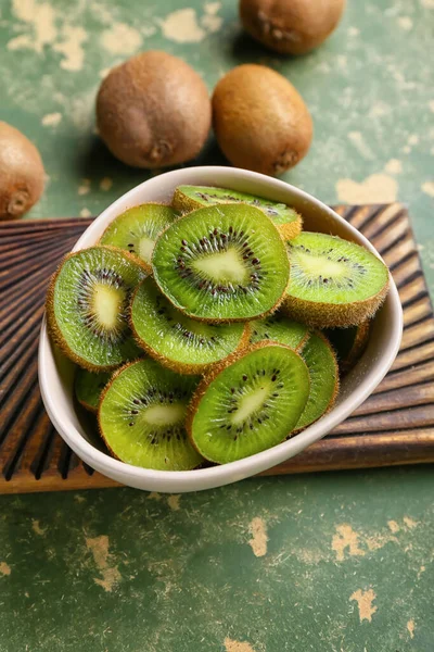 Bowl Slices Fresh Kiwi Green Background — Stock Photo, Image