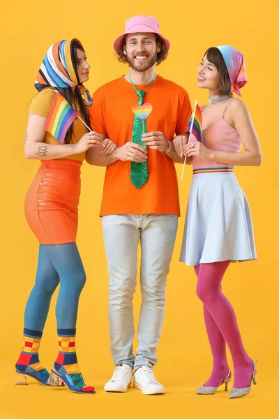 Hombre Dos Mujeres Hermosas Ropa Colorida Con Banderas Arco Iris — Foto de Stock